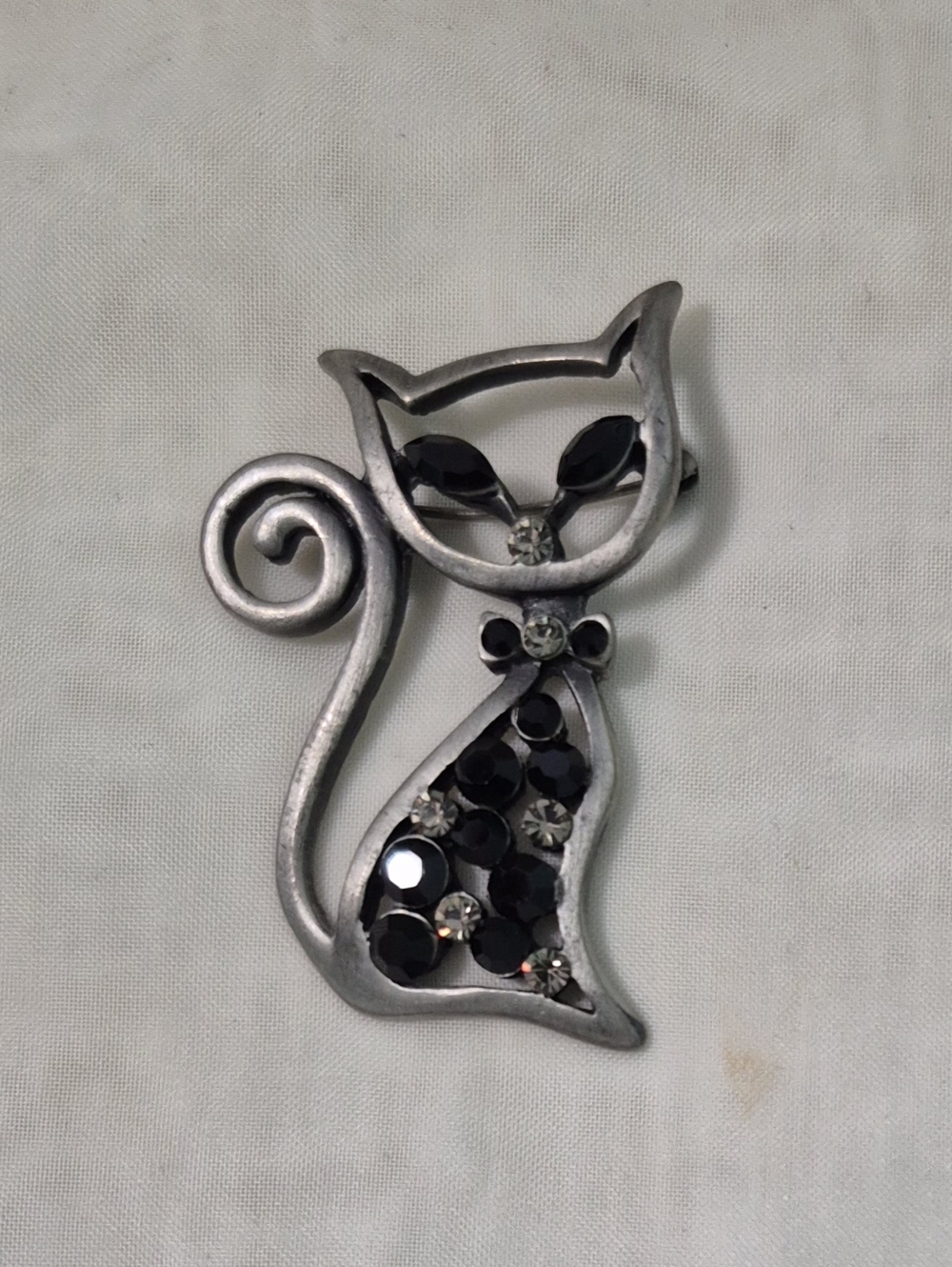Source Unknown Silver Cat Brooch with Black and Clear Stones